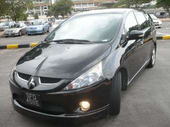 2004 Mitsubishi Grandis Images