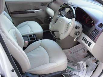 2004 Mitsubishi Grandis Pics