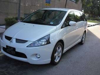 2004 Mitsubishi Grandis Photos