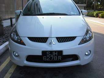 2004 Mitsubishi Grandis Pictures