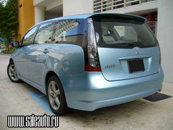 2004 Mitsubishi Grandis Photos