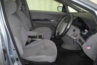 2004 Mitsubishi Grandis Pics