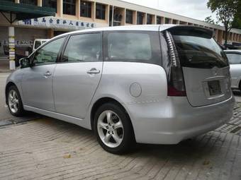 2004 Mitsubishi Grandis Photos