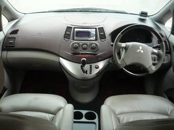 2004 Mitsubishi Grandis Pictures