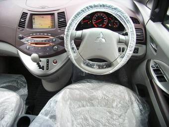 2004 Mitsubishi Grandis Pictures