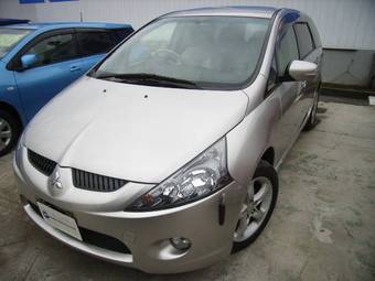 2004 Mitsubishi Grandis Photos