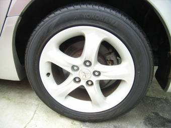 2004 Mitsubishi Grandis Photos