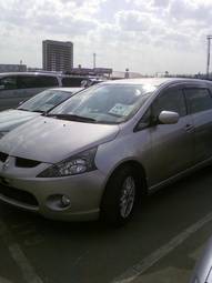 2004 Mitsubishi Grandis Photos