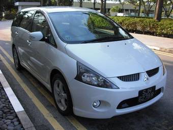 2004 Mitsubishi Grandis Pictures