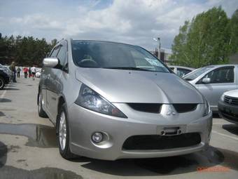 2004 Mitsubishi Grandis Photos