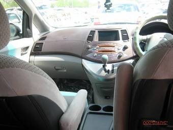2004 Mitsubishi Grandis Pictures