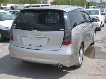 2004 Mitsubishi Grandis Pictures