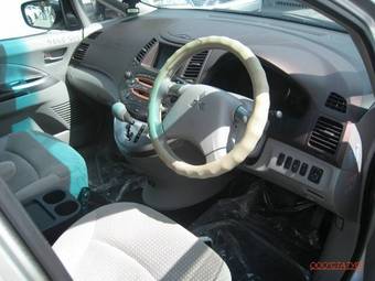 2004 Mitsubishi Grandis Photos