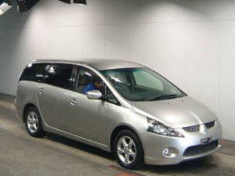 2004 Mitsubishi Grandis Photos