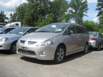 2004 Mitsubishi Grandis Photos