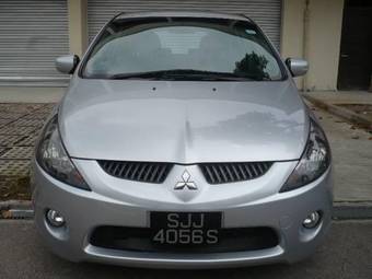 2004 Mitsubishi Grandis Pictures