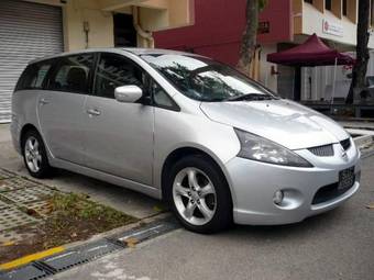 2004 Mitsubishi Grandis Photos