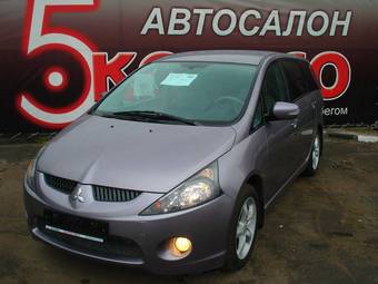 2004 Mitsubishi Grandis Pictures