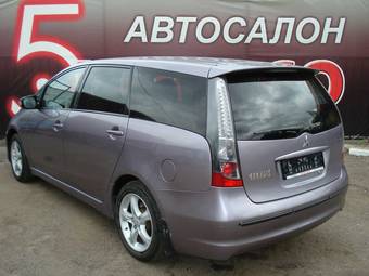 2004 Mitsubishi Grandis Pictures