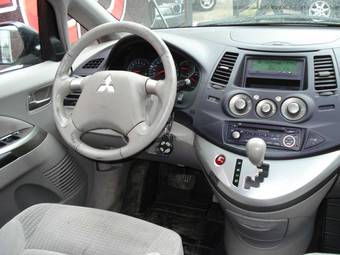 2004 Mitsubishi Grandis Photos