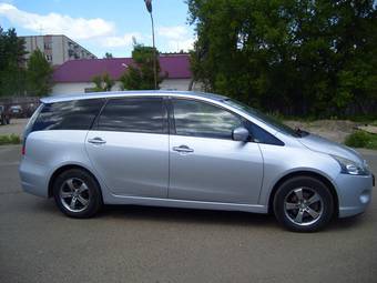 2004 Mitsubishi Grandis Photos