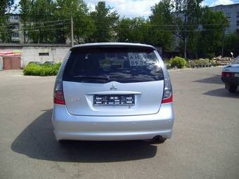 2004 Mitsubishi Grandis Pictures