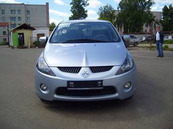 2004 Mitsubishi Grandis Photos