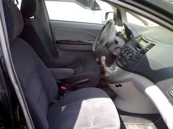 2004 Mitsubishi Grandis Photos