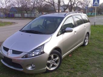 2004 Mitsubishi Grandis Pictures