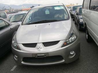 2004 Mitsubishi Grandis Photos