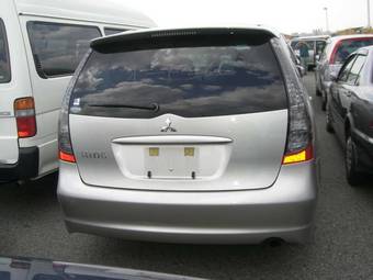 2004 Mitsubishi Grandis Pictures
