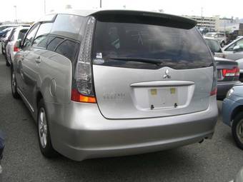 2004 Mitsubishi Grandis Photos