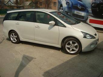 2004 Mitsubishi Grandis Photos