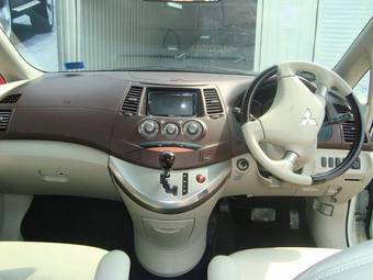 2004 Mitsubishi Grandis Photos