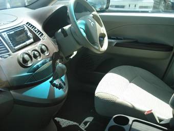 2004 Mitsubishi Grandis Pictures