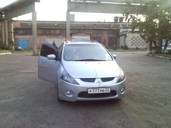 2004 Mitsubishi Grandis Pictures