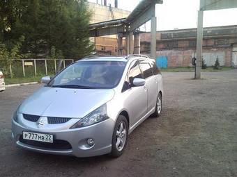 2004 Mitsubishi Grandis Pictures