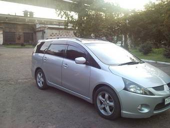 2004 Mitsubishi Grandis Photos