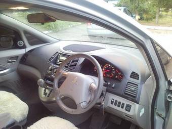 2004 Mitsubishi Grandis Photos