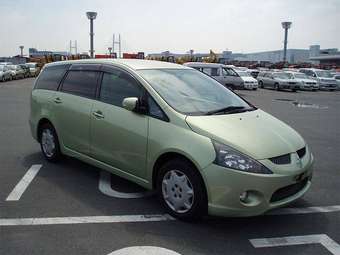 2005 Mitsubishi Grandis Pictures