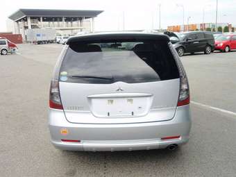 2005 Mitsubishi Grandis Images