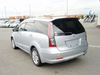 2005 Mitsubishi Grandis Pictures