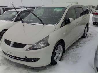 2005 Mitsubishi Grandis Photos