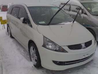 2005 Mitsubishi Grandis Pictures