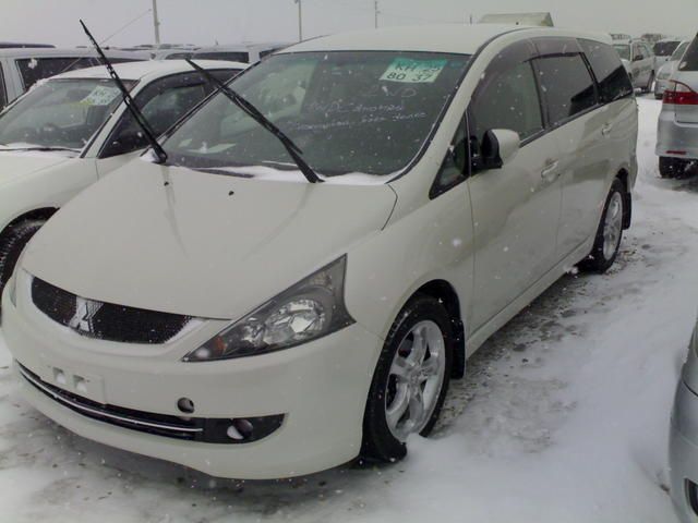 2005 Mitsubishi Grandis specs