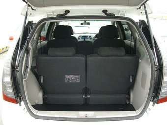 2005 Mitsubishi Grandis Pictures