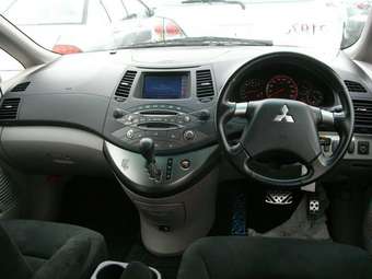 2005 Mitsubishi Grandis Pictures