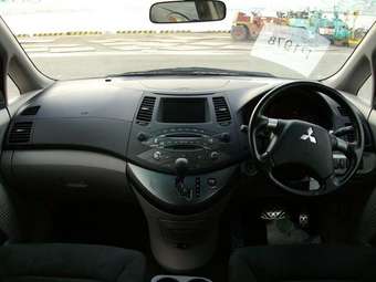 2005 Mitsubishi Grandis Photos