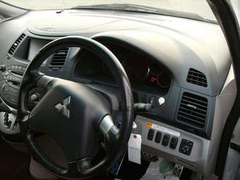 2005 Mitsubishi Grandis Photos