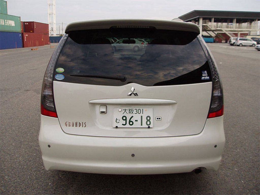 2005 Mitsubishi Grandis specs